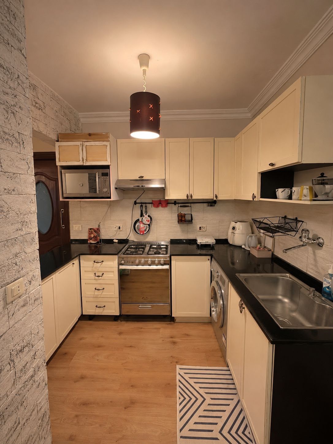 Spacious 2-BR with Private Garden Patio, photo 3